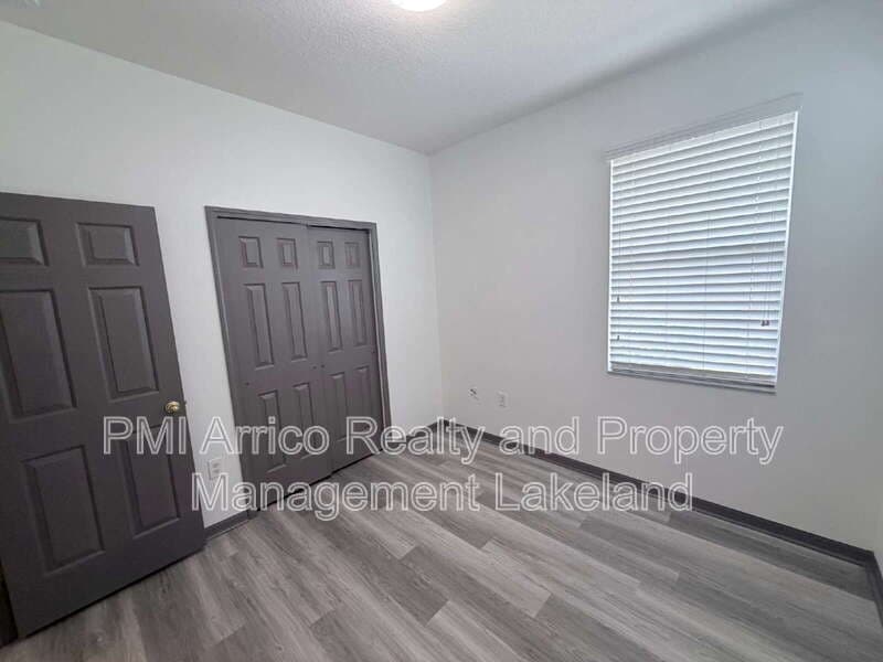 Lakeland House: 1065 View Pointe Way