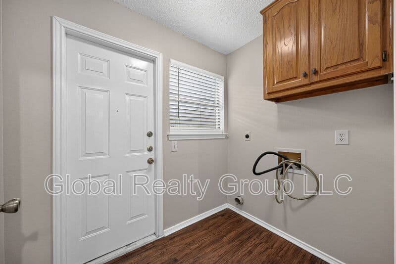 Universal City House: 118 Golden Way