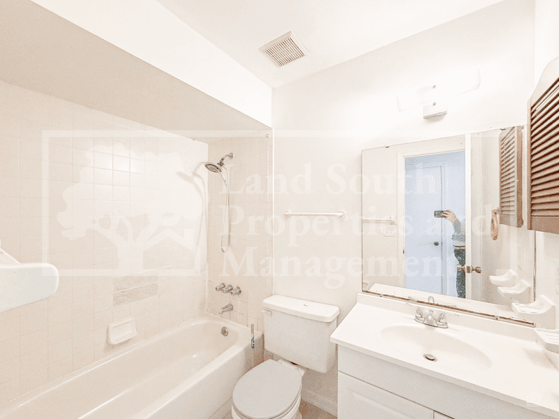 Lakeland House: 5011 Woodgreen Lane