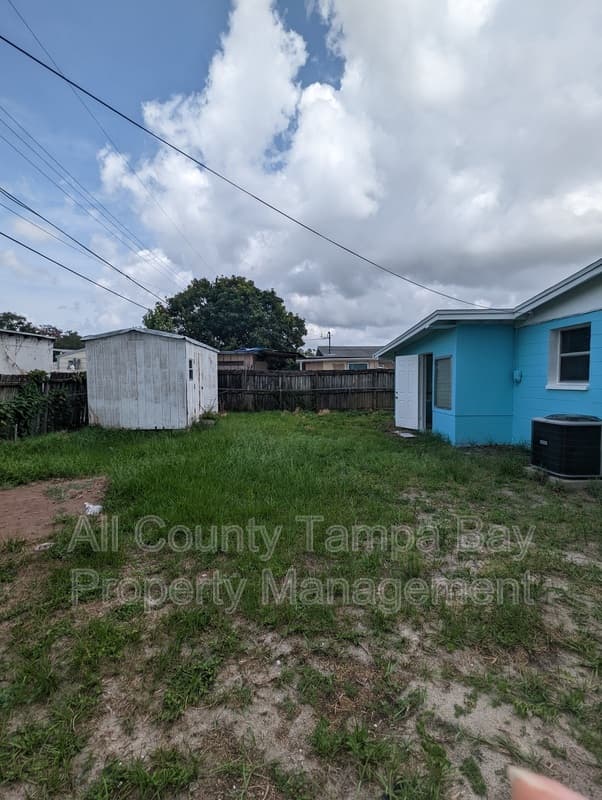 Tampa House: 6021 W Hanna