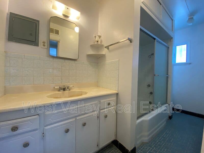 Taft Condo: 155 1/2 North