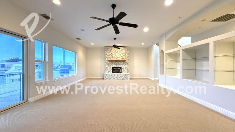 Victorville House: 18064 Mariner Dr