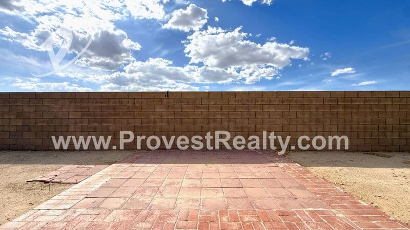 Victorville House: 13532 Boulder Ln