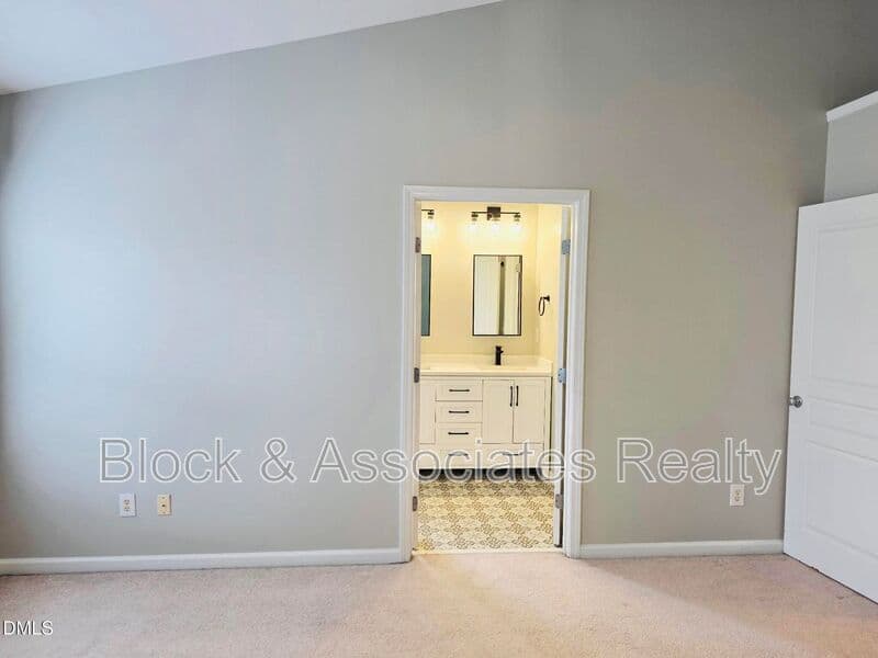 Cary Townhome: 124 Braeside Ct