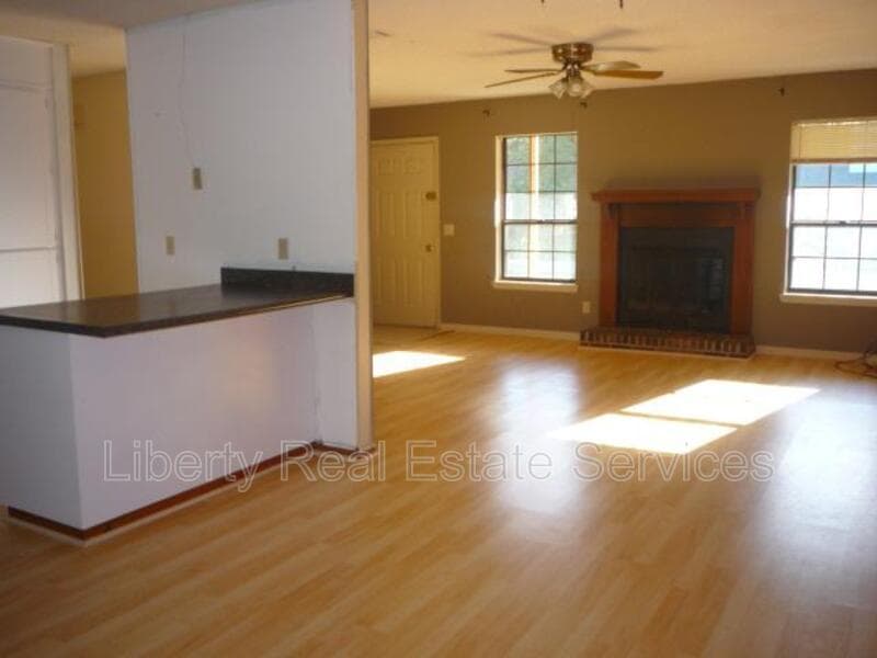 Hinesville House: 801 Spanish Oak Dr