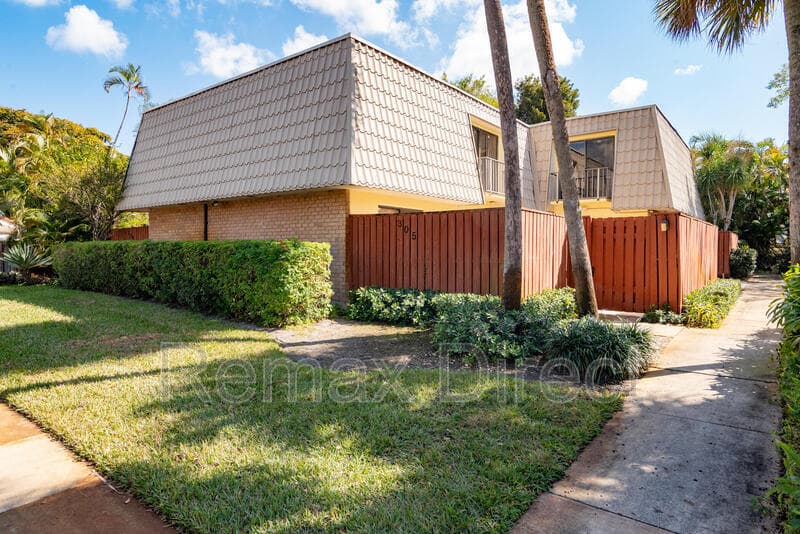 west palm beach Townhome: 1700 Embassy Drive