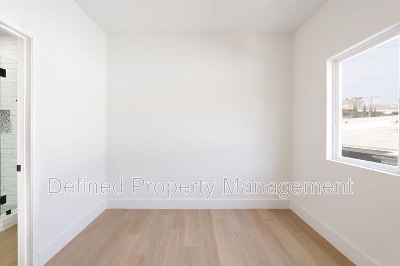 Los Angeles Condo: 1325 N Poinsettia