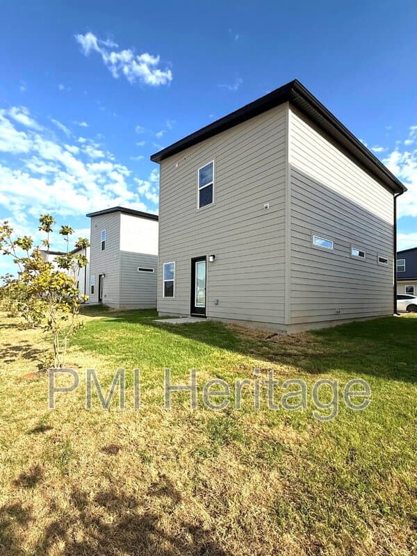 Centerton House: 550 Discovery Ave
