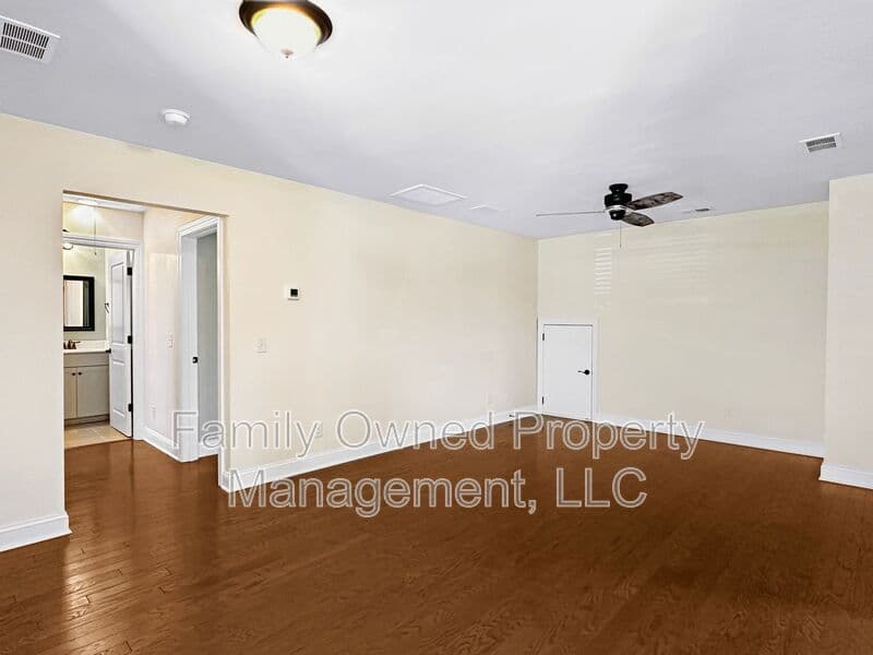 Summerville House: 128 Whaler Ave