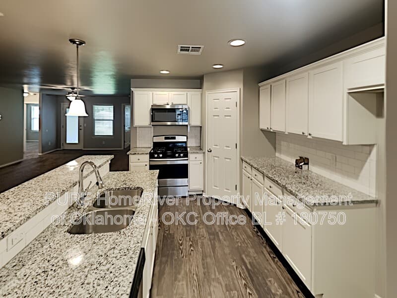 Midwest City House: 139 Saint Charles Way