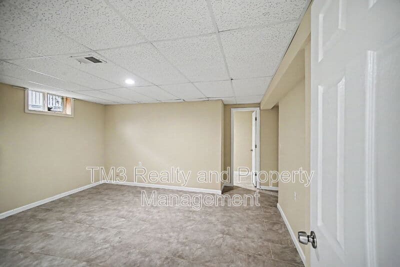 Olathe House: 21922 West 121st Terrace