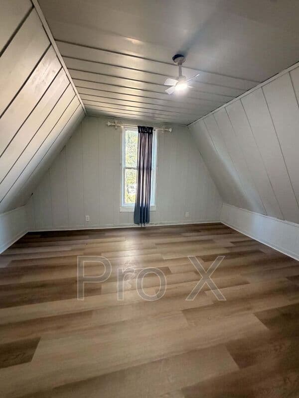 Lamar House: 401 E 10th St