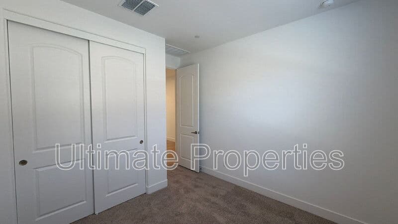 Peoria House: 31958 N 116th Ave