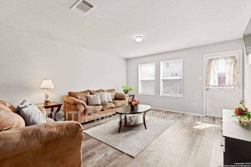 San Antonio House: 130 Expedition Way