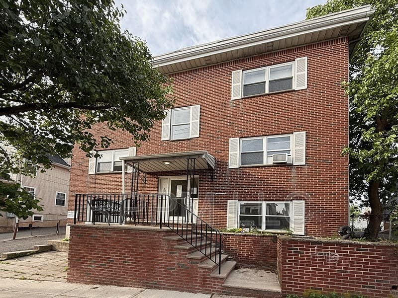 Belleville Condo: 109 William St #4