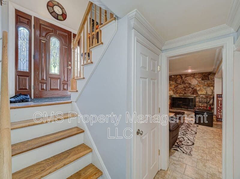 Bloomingdale House: 128 Reeve Ave