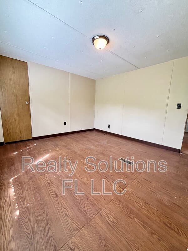 Clermont House: 15518 Lake Apopka Road