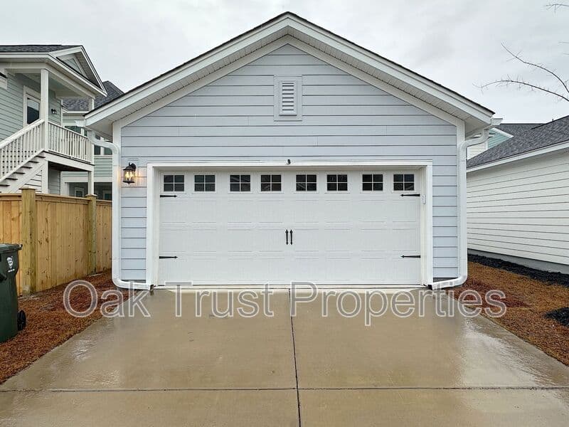 Summerville House: 651 Blueway Avenue
