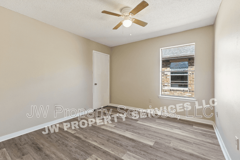 Metairie House: 2512-2514 Caswell Ln