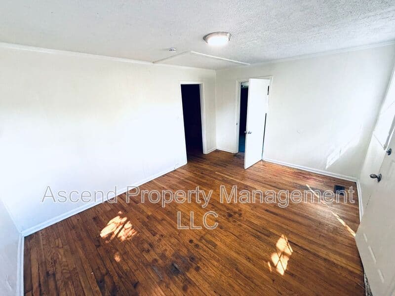 Chattanooga House: 319 N Highland Park Ave