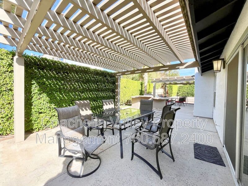 Palm Springs House: 372 W Dominguez Rd
