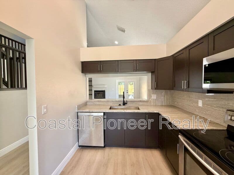 Tampa House: 8731 Huntfield St