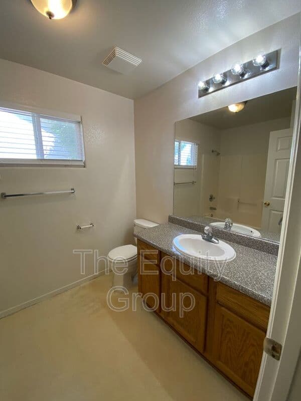 Visalia House: 3848 East Oak Avenue