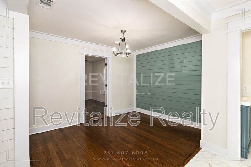 Mobile House: 80 Hathaway Rd N