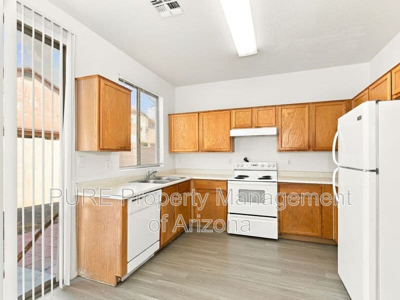 Avondale House: 11380 W Mohave St