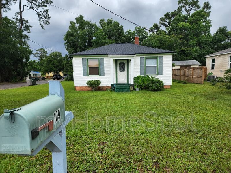 Pensacola House: 109 NW Gilliland Rd