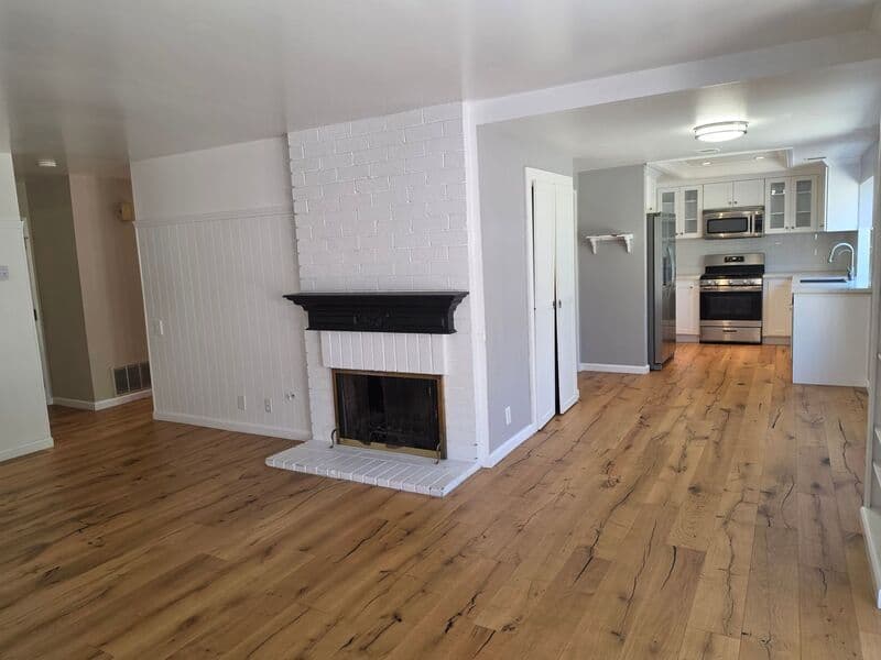 Irvine House: 25 Lucero West
