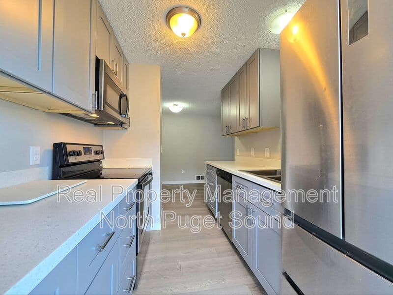 Gold Bar House: 236 7th St