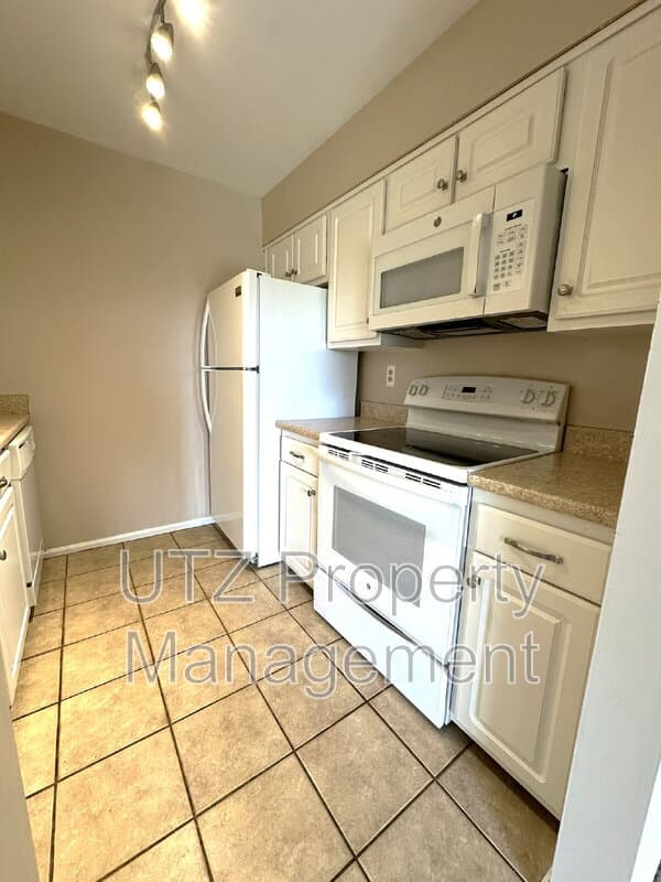 Glen Burnie Condo: 1111 Castle Harbour Way