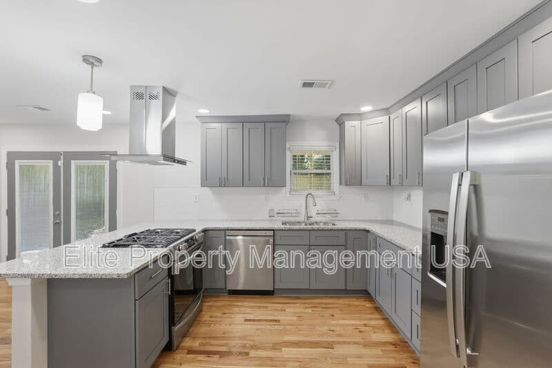 Decatur House: 1395 Dennis Drive