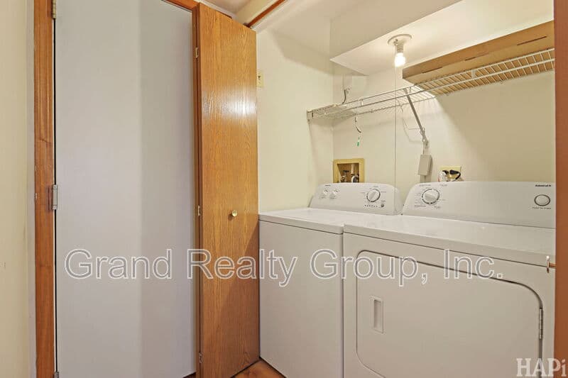 Round Lake House: 277 West Treehouse Ln