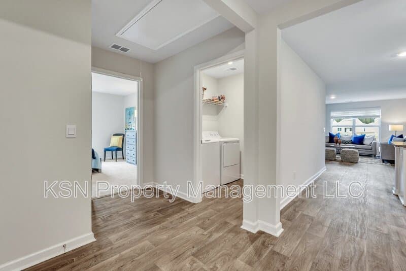 Bloomingdale House: 224 Skylark Rd