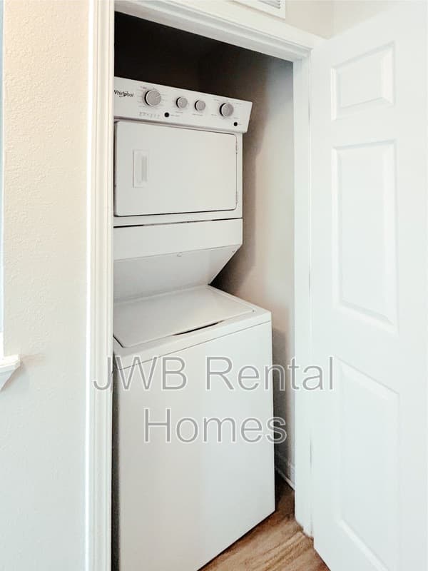 Jacksonville House: 8585 Jasper Ave