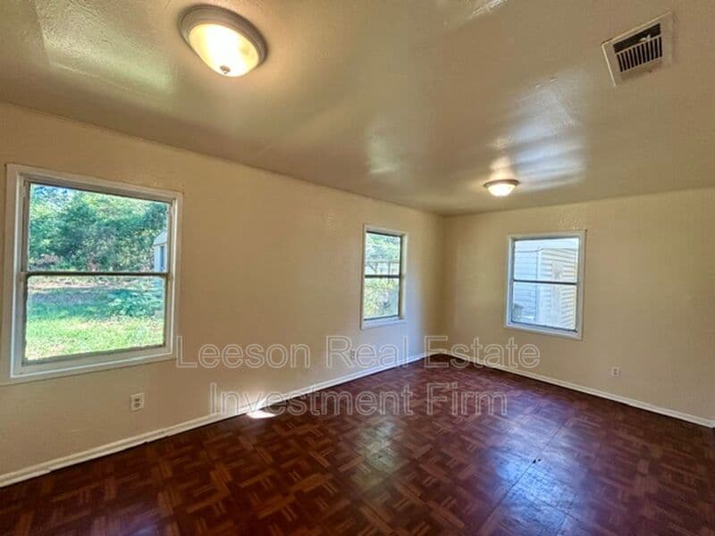 Shreveport House: 3054 Amherst St.