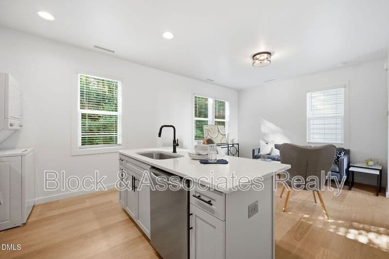 Raleigh House: 2813-103 Wilcox Place