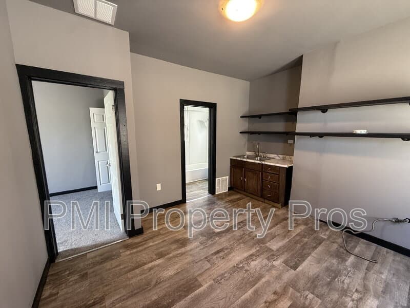 Milwaukee Condo: 3127 West Garfield Avenue