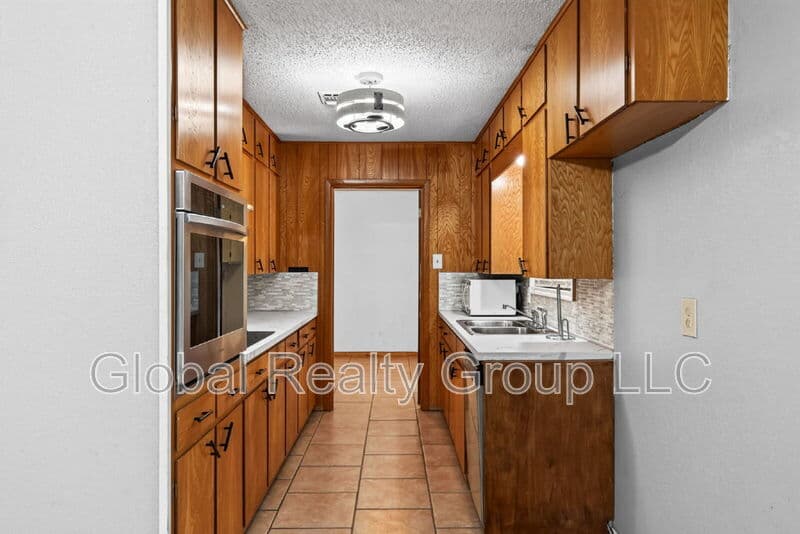 New Braunfels House: 138 Bobolink Dr