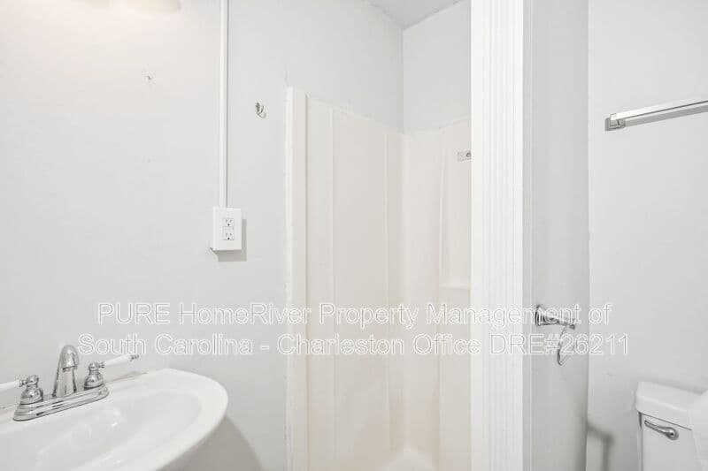 Charleston House: 628 Constant Dr