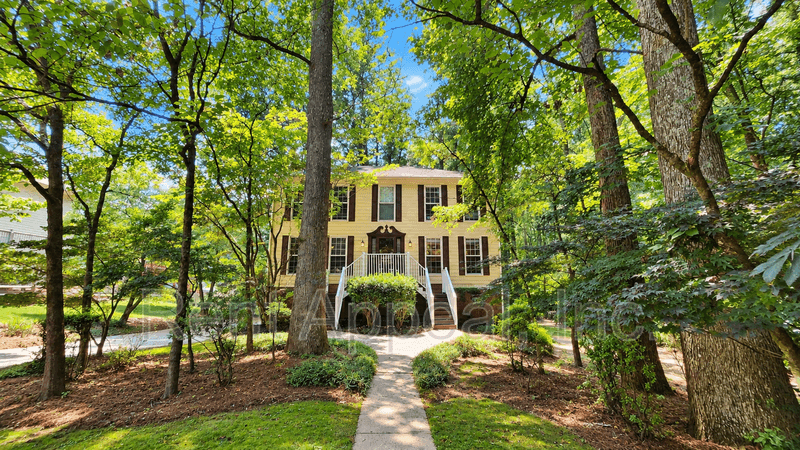 Alpharetta House: 310 Milesford Ct.