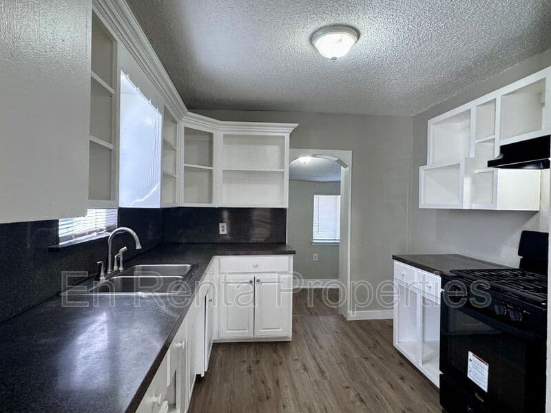 Ft Worth House: 716 W Broadus Ave.