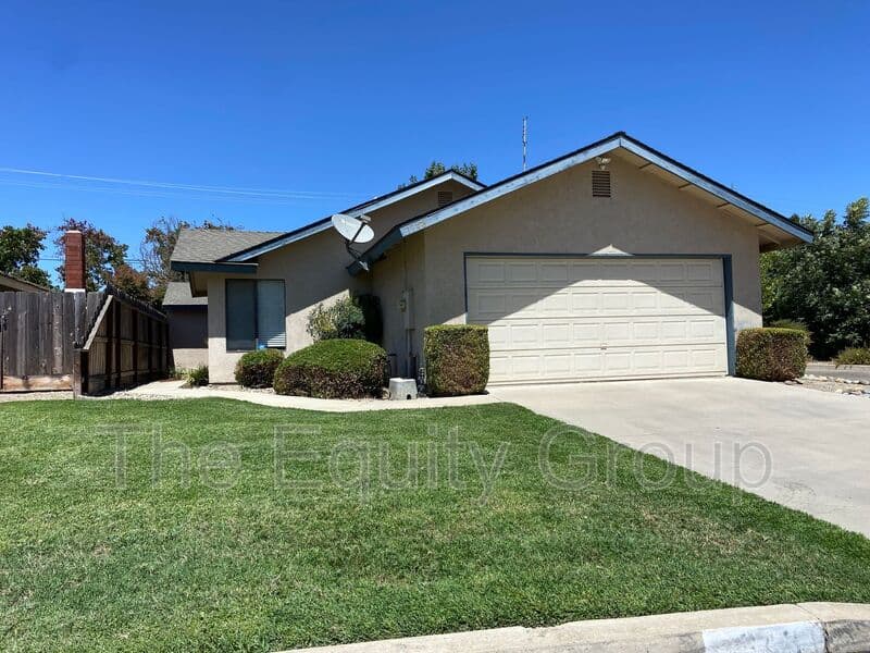 Visalia House: 1348 East Ferguson Court