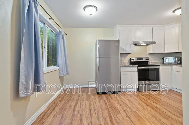 Portland House: 4633 SW Huber St