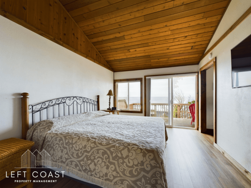 Lincoln City House: 1033 Northwest Inlet Avenue