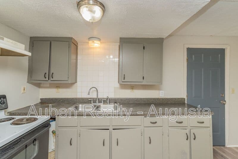 Augusta House: 2024 Clark St