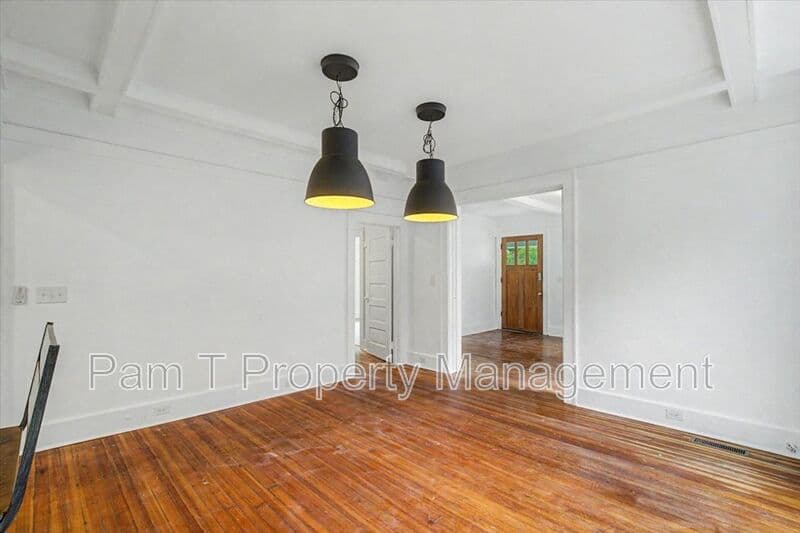 Savannah House: 1118 E Duffy St