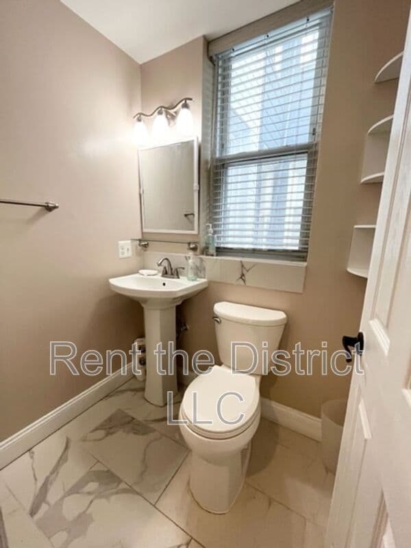 Washington Townhome: 318 Seaton Place NE